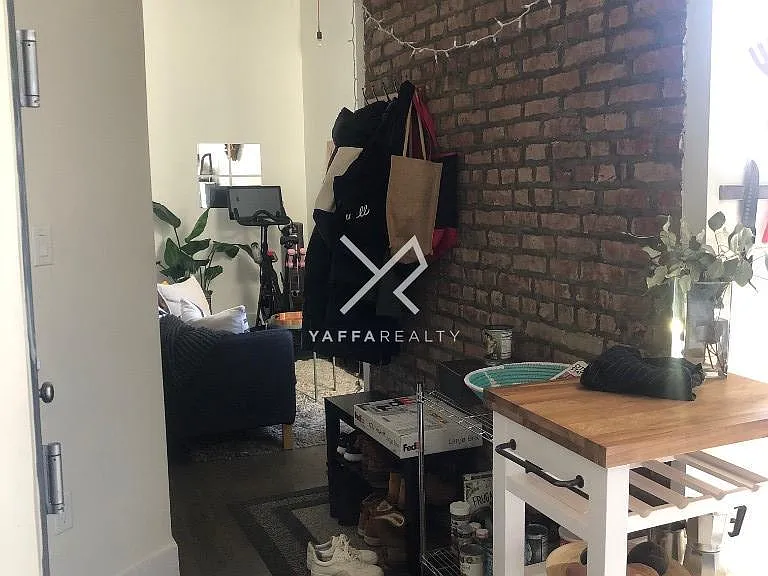 555 Hart St #2L — Photo 9