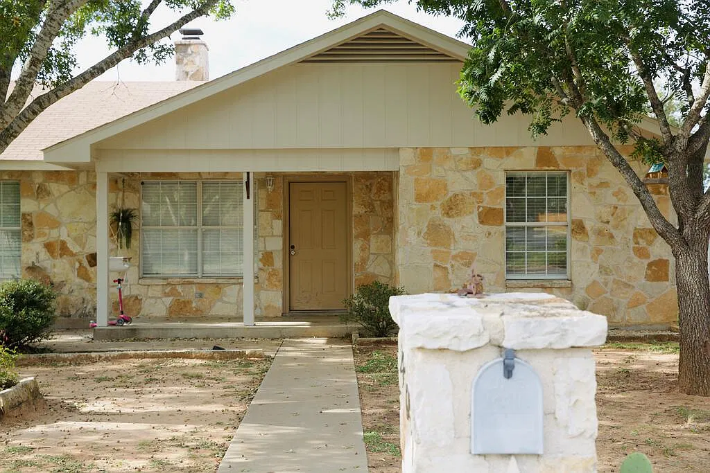 3 bed, 1152 sqft, $1,900 — Photo 2