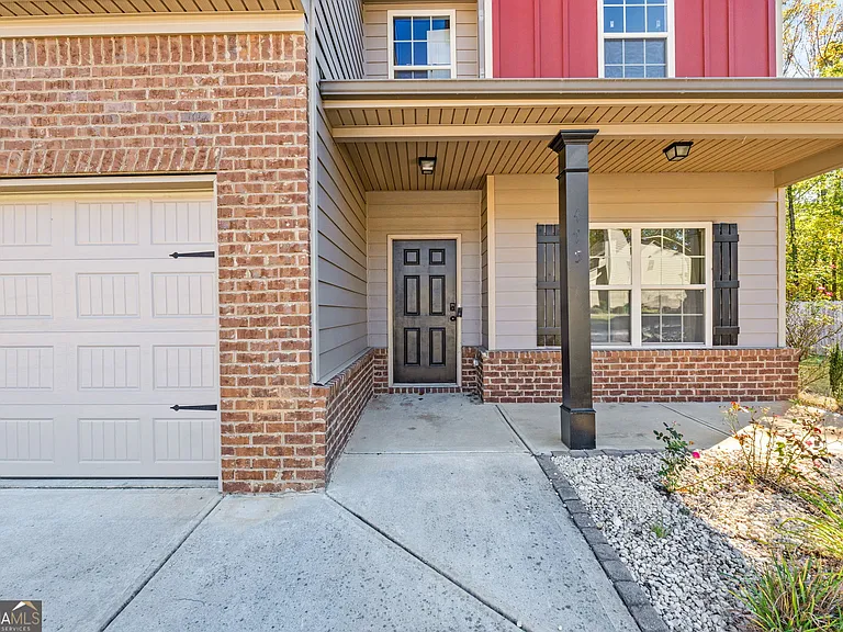 475 Louise Way — Photo 2
