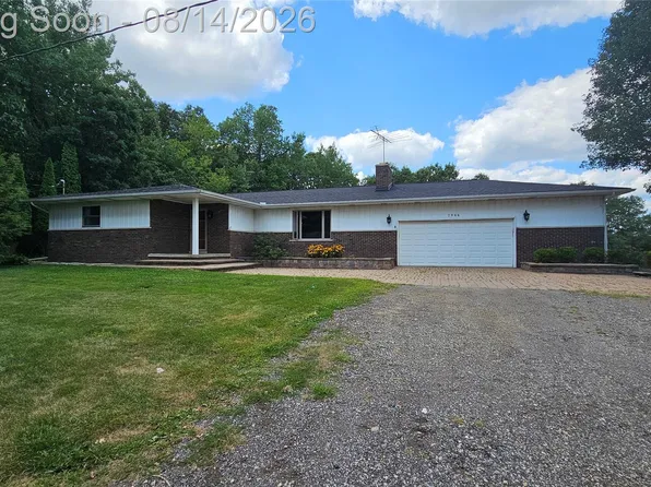 7966 Pettysville Rd, Pinckney, MI 48169