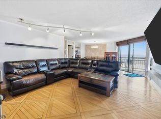 2208 Harmon Cove Tower, Secaucus Town, NJ 07094