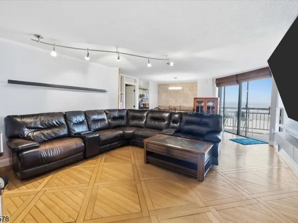 2208 Harmon Cove Tower, Secaucus Town, NJ 07094