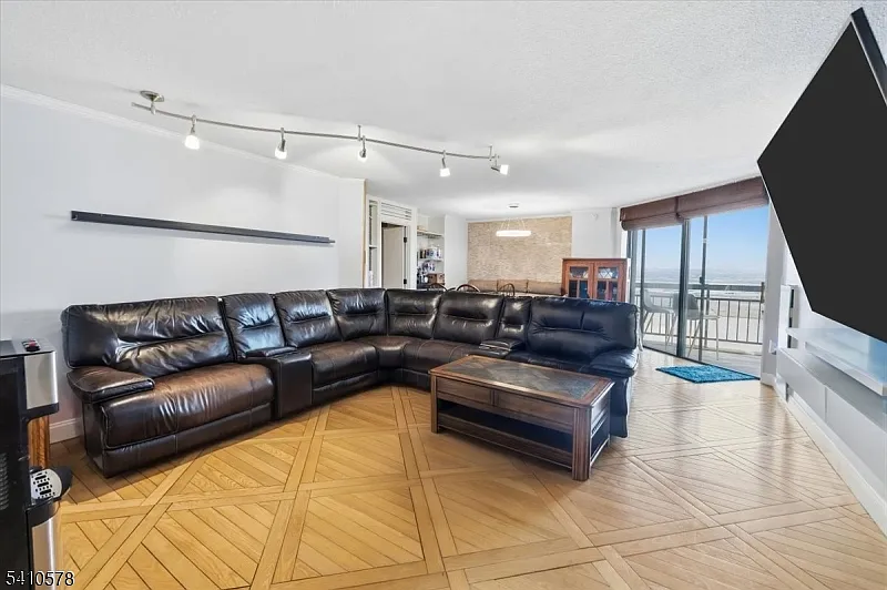 2208 Harmon Cove Tower photo 1