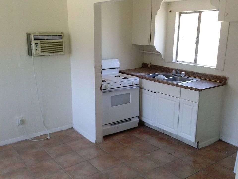 2nd image of 1223 1/4 Grace St