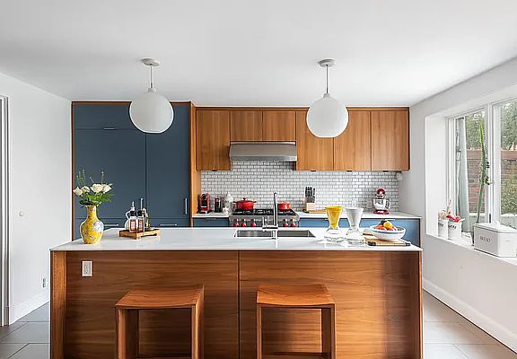4th image of 277 Windsor Pl