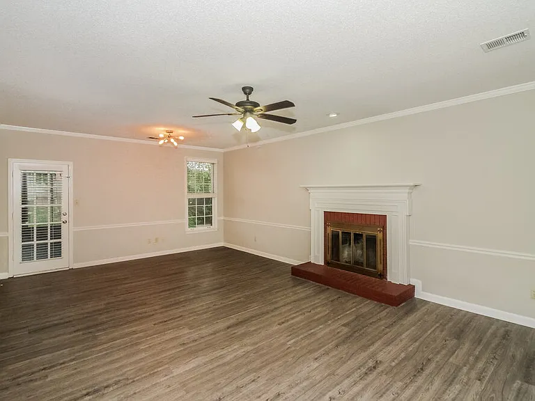 405 Locust Grove Dr — Photo 5