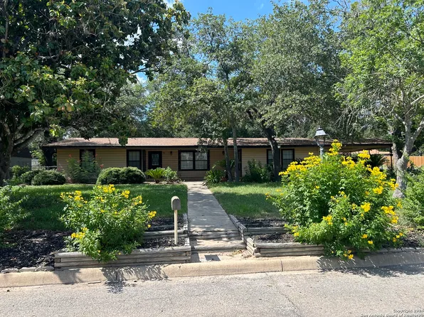 500 Hickory Hwy, Devine, TX 78016