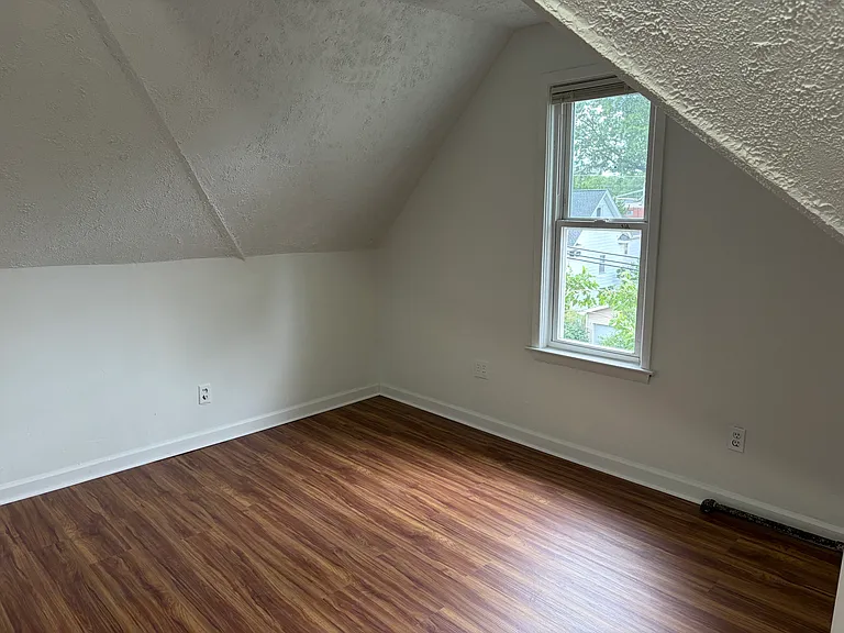 116 Henry St — Photo 7