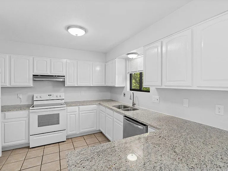 551 W Crestline Cir #9D2 — Photo 5