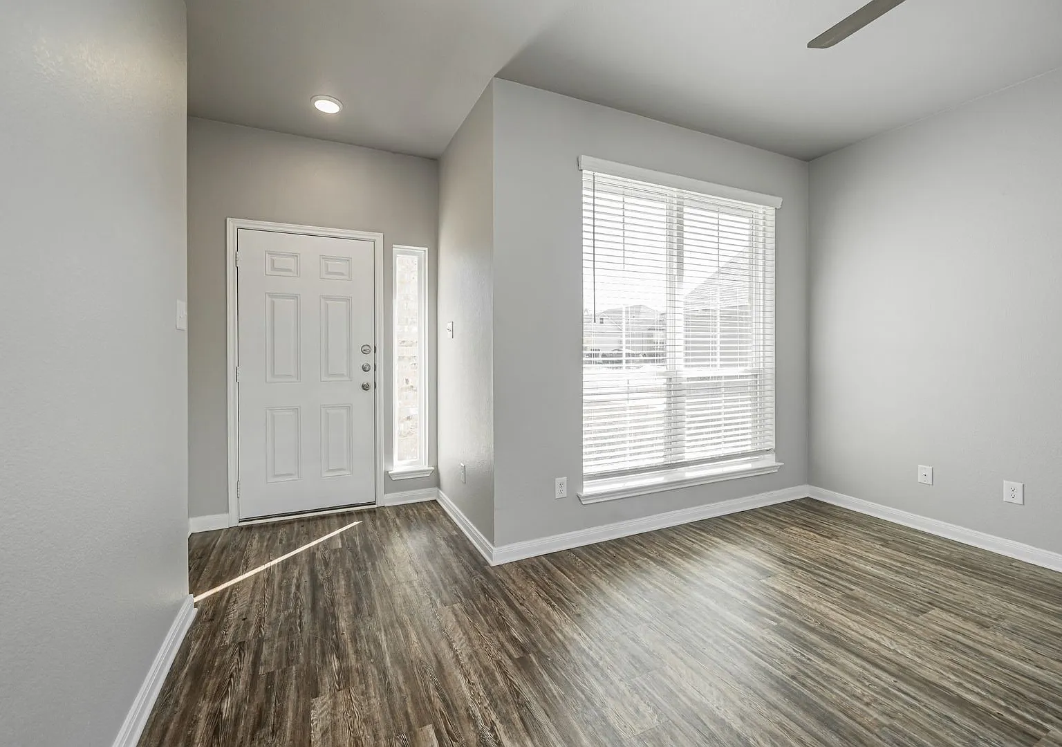 525 Fallbrook Dr — Photo 2