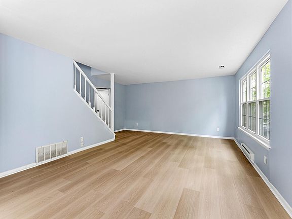 5th image of 219 Willow Turn #A