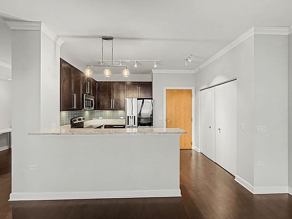 5th image of 1629 S Prairie Ave #2607
