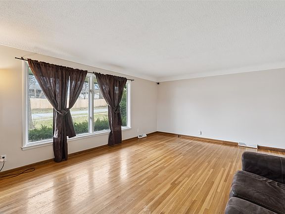 3rd image of 7422 Oak Brook Dr