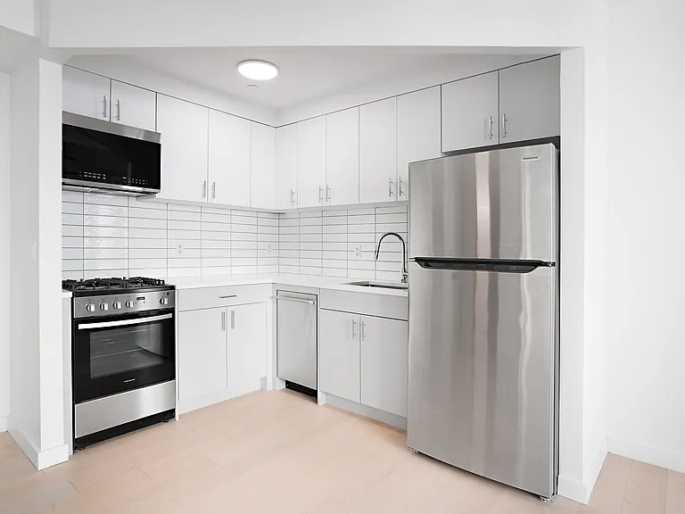 645 E 9th St #PHB — Photo 3