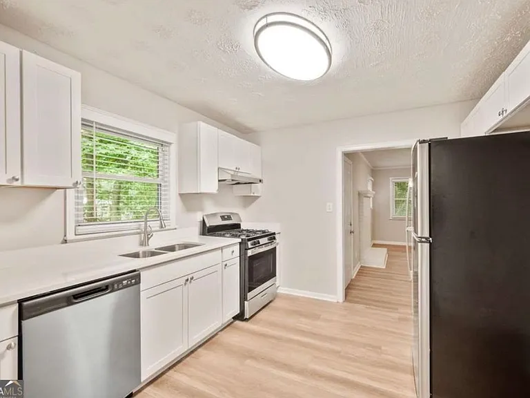 752 Jefferson Ave SW — Photo 3