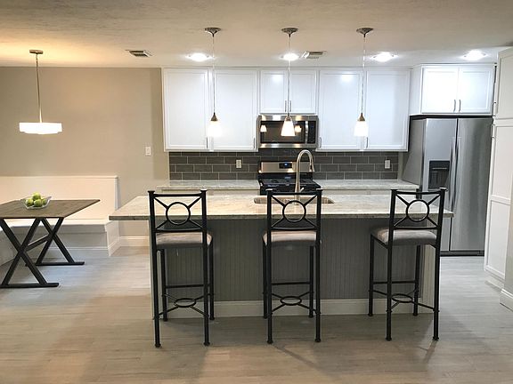 Large brand new kitchen, w/ granite, stainless steel and new