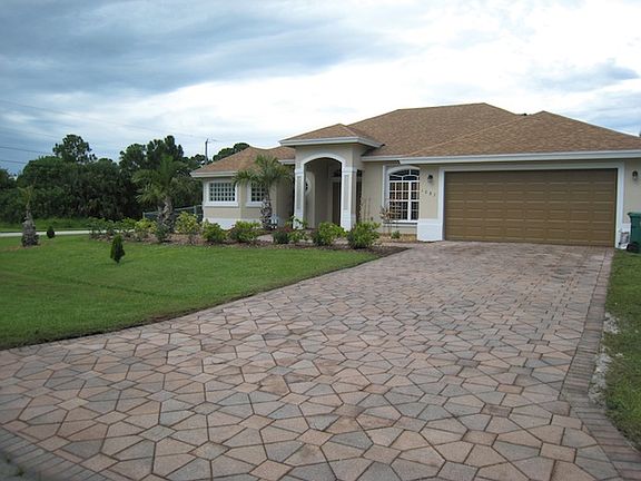 2nd image of 1085 SW Romaine Ln