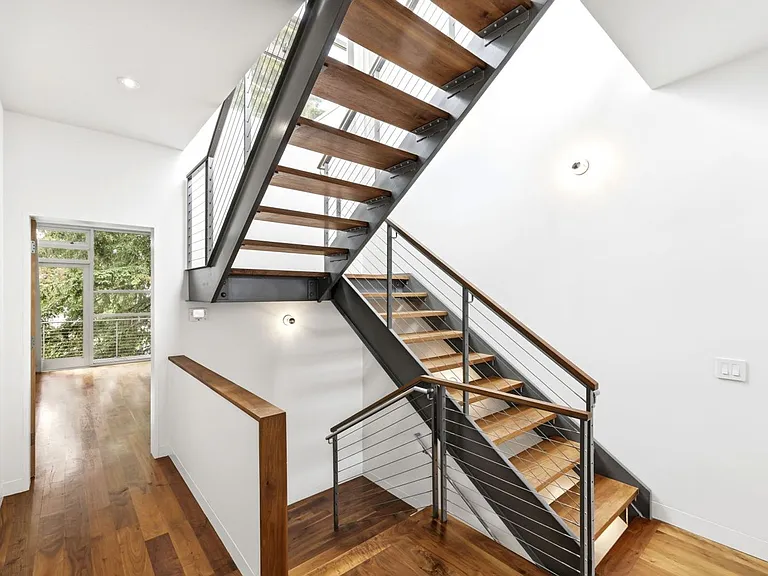 1076 S Van Ness Ave — Photo 35