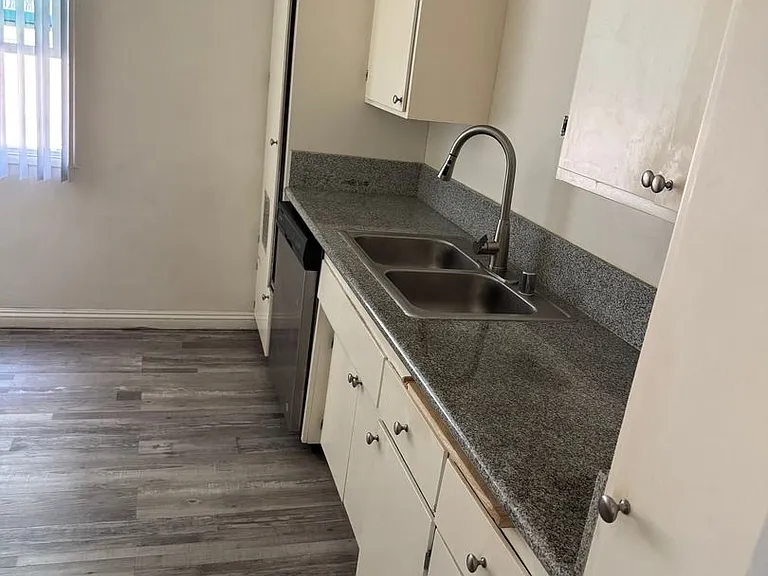 331 E Live Oak St — Photo 39