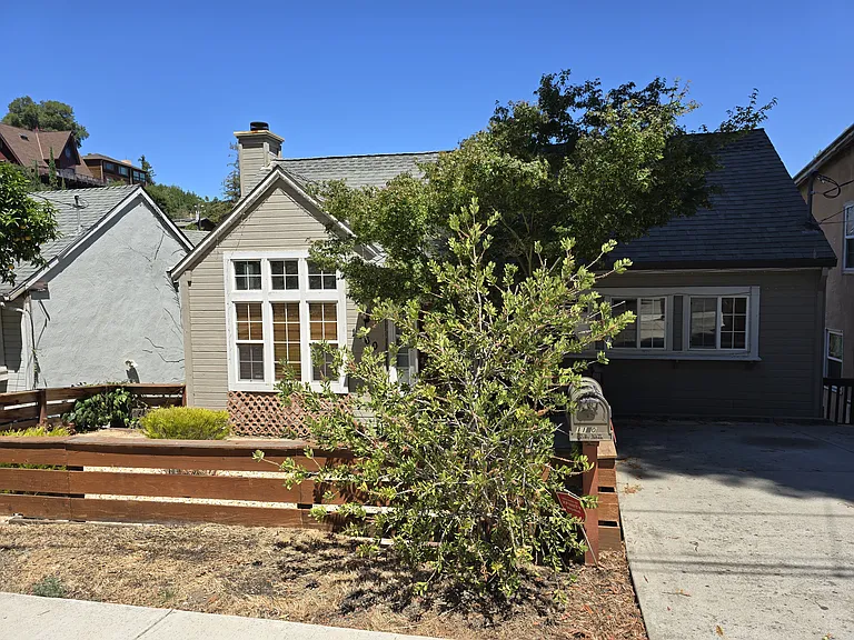 1160 Arlington Way — Photo 2