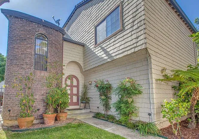 3 bed, 1759 sqft, $5,100 — Photo 1