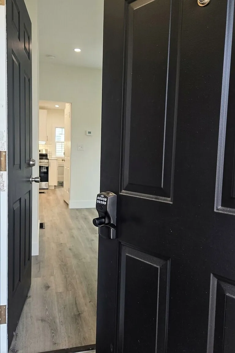 3 bed, 1.0 bath, 1000 sqft, $2,500 — Photo 2