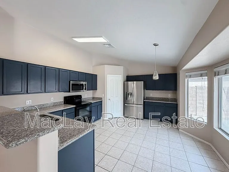 2863 E Oakland Ct — Photo 4