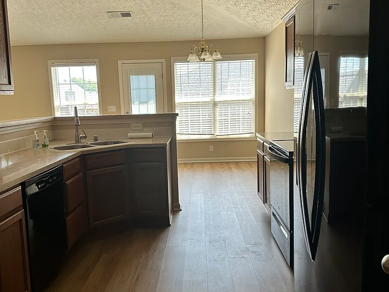 3944 Winthrop Dr — Photo 2