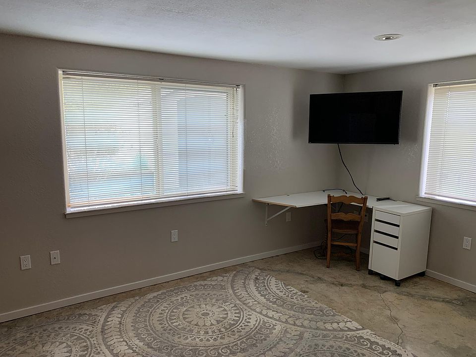 Desk area and more windows!