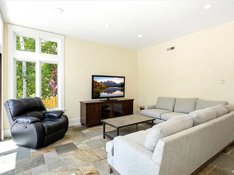 1418 E Federal Way — Photo 38