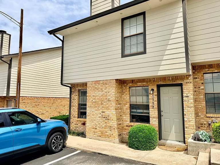 1251 Dallas Dr — Photo 10