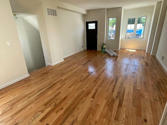 3rd image of 585 W Caswell Ave #1