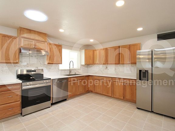 3rd image of 935 E Wesleyan Dr