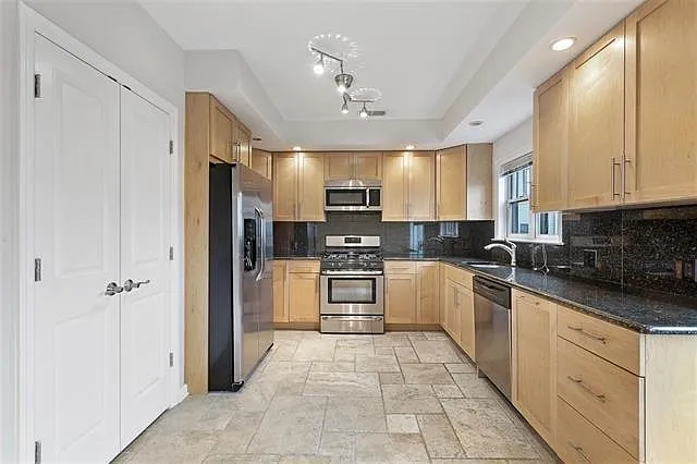 3 bed, 2.5 bath, 2000 sqft, $4,300 — Photo 3