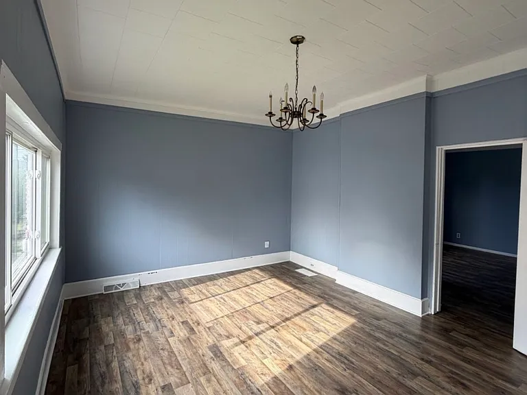916 Swan St — Photo 1