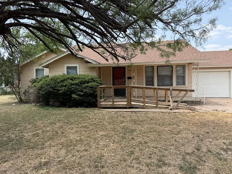 2510 Marshall St — Photo 1