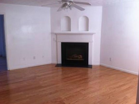 5th image of 437 Village Bluff Dr