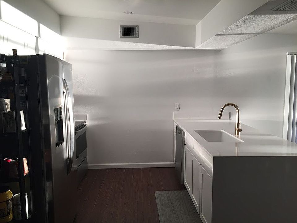 1st image of 275 Plaza Oval
