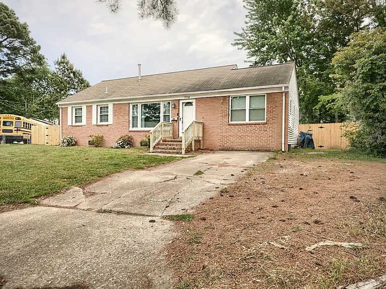 304 Wales Cir — Photo 2