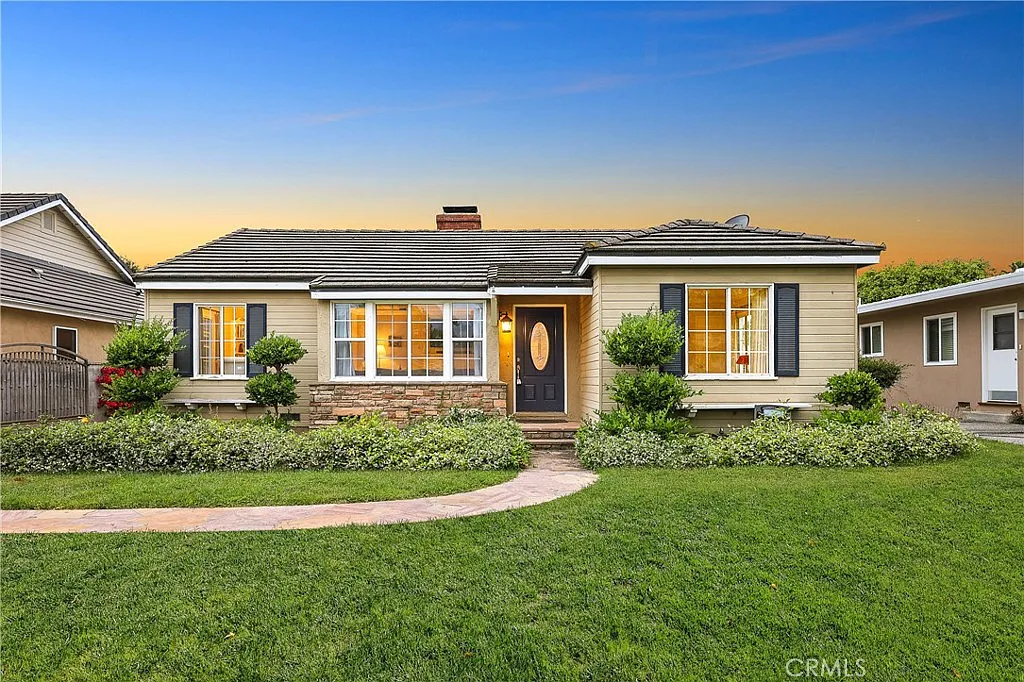 3 bed, 1984 sqft, $4,950 — Photo 1