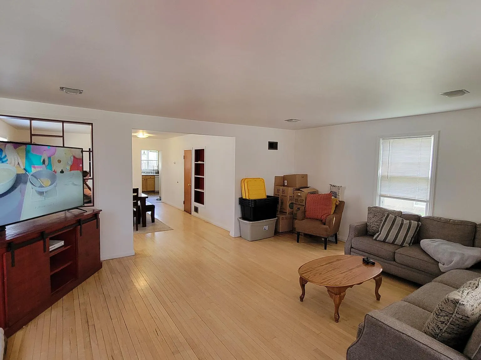 3 bed, 1.5 bath, 2000 sqft, $1,800 — Photo 2
