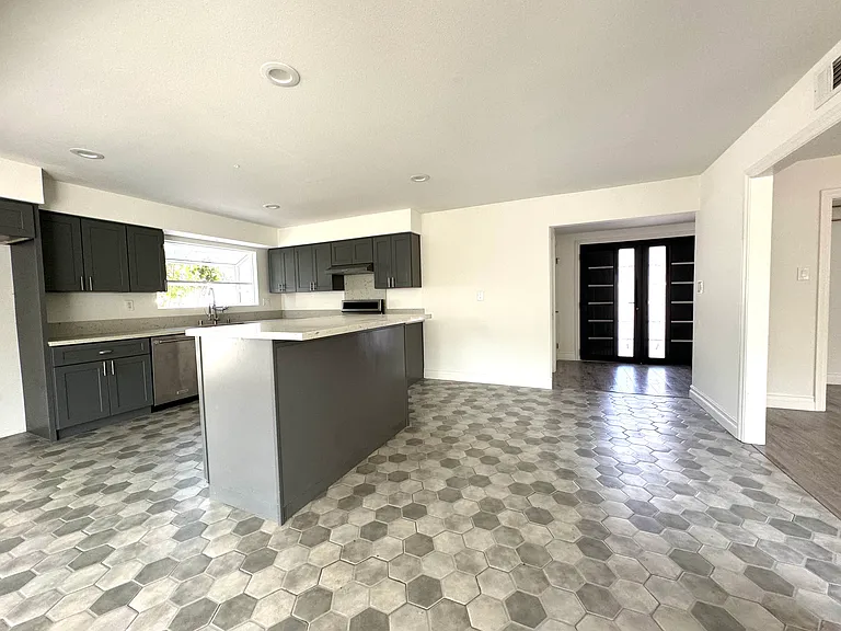 1508 Rolling Hills Dr — Photo 3