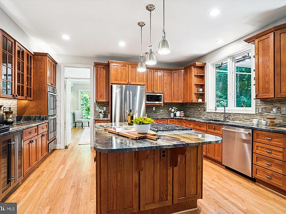 4th image of 3237 Navy Dr