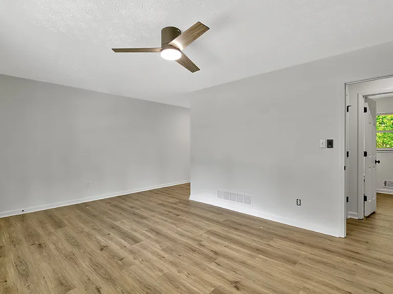 200 Meadowbrook Ct #B — Photo 12