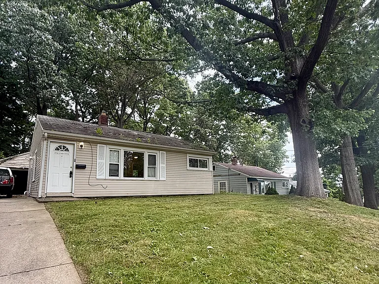 129 The Brooklands Ave — Photo 17