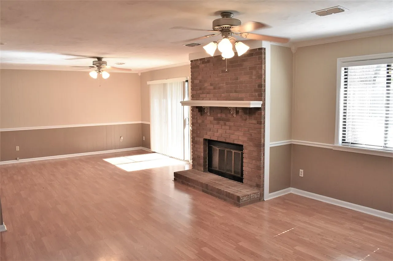 3 bed, 2.0 bath, 1588 sqft, $2,150 — Photo 2