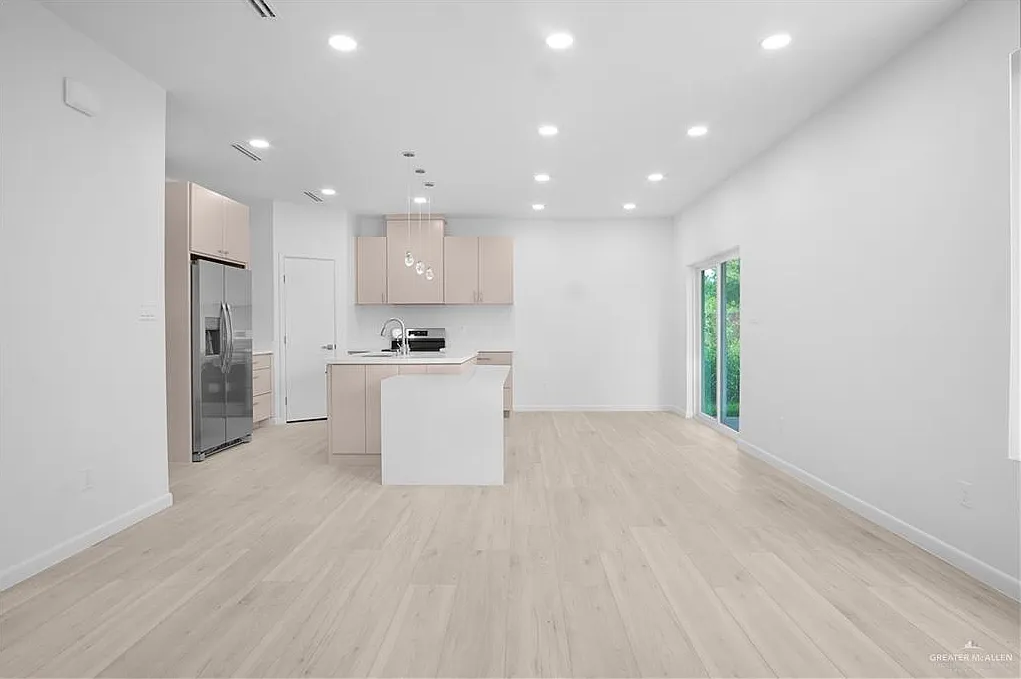 3 bed, 3.5 bath, 1865 sqft, $2,200 — Photo 4