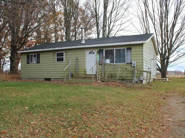 1051 Circle Dr, Lake Isabella, MI 48893