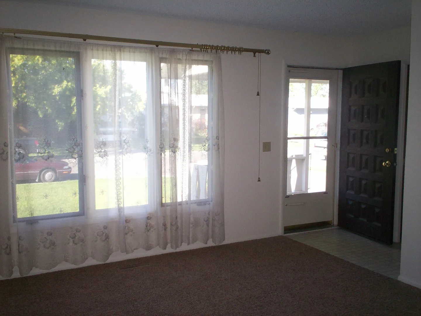 West-End 4 Bedroom Ranch House! — Photo 3
