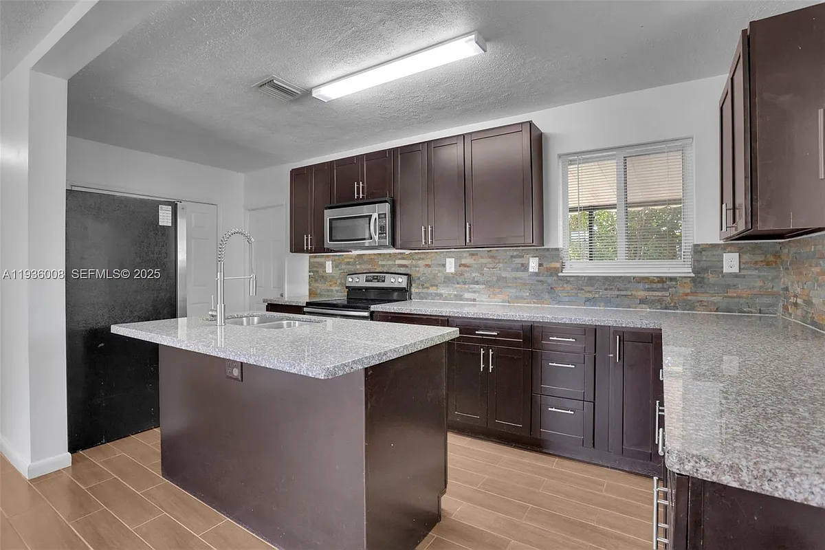 Photo 1 of 20 - 510 N 69th Ave - Hollywood, FL Primary Photo - 510 N 69th Ave